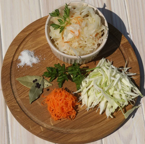 Tahta doğal arka planda malzemeli lahana turşusu.