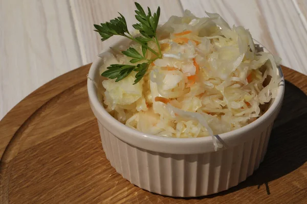Sauerkraut Dengan Bahan Bahan Pada Latar Belakang Alam Kayu — Stok Foto