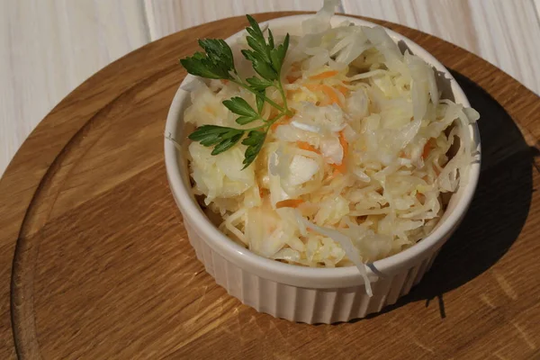 Tahta doğal arka planda malzemeli lahana turşusu.