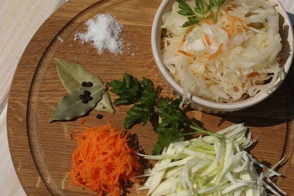 Tahta doğal arka planda malzemeli lahana turşusu.