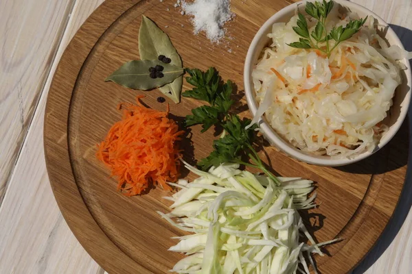 Tahta doğal arka planda malzemeli lahana turşusu.