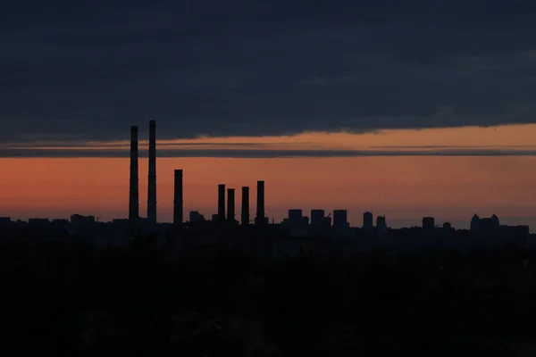 Panorama Płonącym Niebem Przemysłowym Mieście — Zdjęcie stockowe
