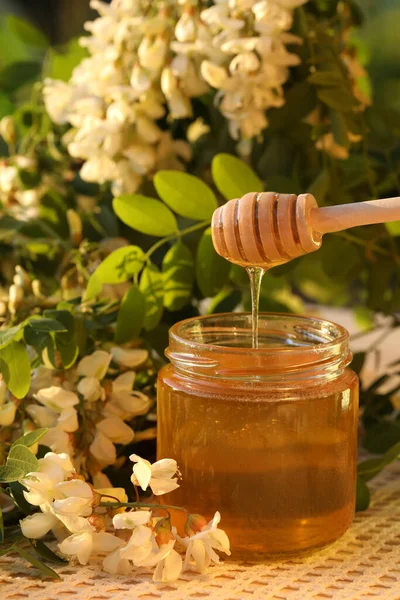 一罐蜂蜜和花 — 图库照片