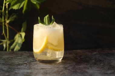 Limonlu ve naneli soğuk limonata