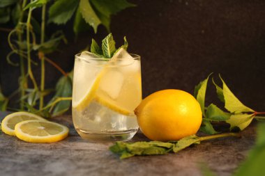 Limonlu ve naneli soğuk limonata