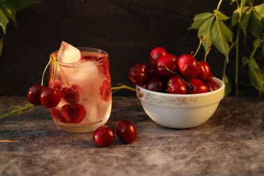 Tatlı kirazlı bir bardak soğuk içecek