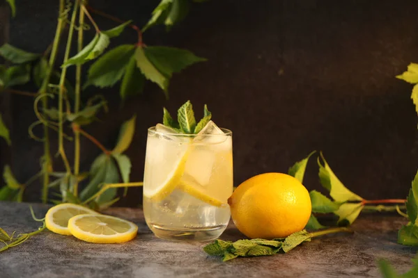 Стакан Холодного Лимонада Лимоном Мятой — стоковое фото