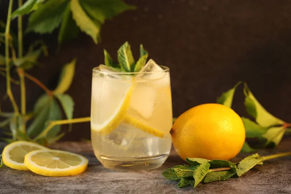 Bicchiere Limonata Fredda Con Limone Menta — Foto Stock