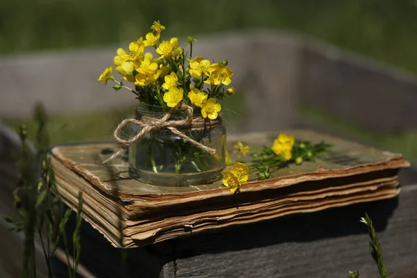 Stillleben Mit Gelben Blumen Und Altem Buch — Stockfoto
