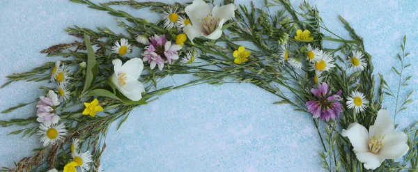 Çiçek Çerçeveli Mavi Arkaplan Boşluk Kopyala — Stok fotoğraf