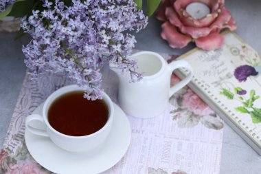 Hayat sabah çayı ve leylak çiçekleriyle dolu.