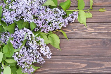 Çiçek çerçeveli kahverengi ahşap arkaplan