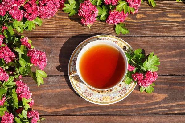 Чашка Чая Коричневом Деревянном Фоне Розовыми Цветами — стоковое фото