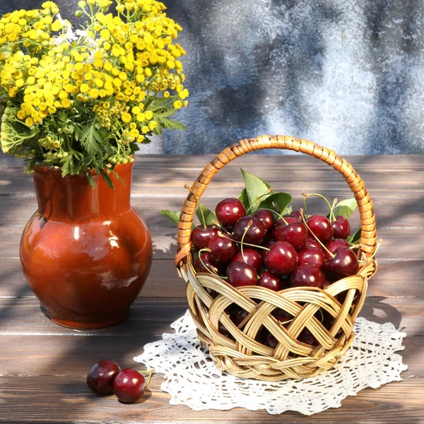 Süßkirschen Auf Holztisch Garten — Stockfoto