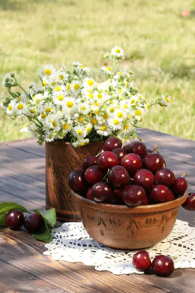 Süßkirschen Auf Holztisch Garten — Stockfoto