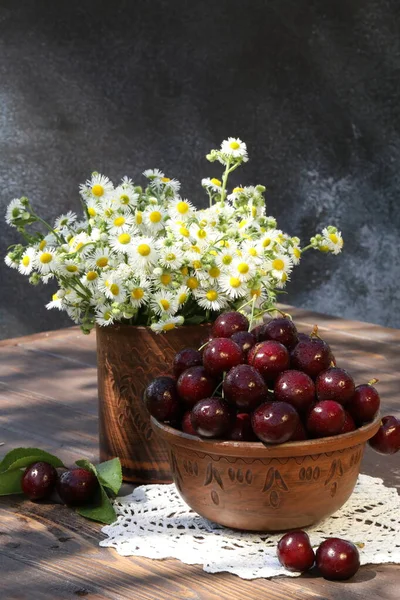 Süßkirschen Auf Holztisch Garten — Stockfoto