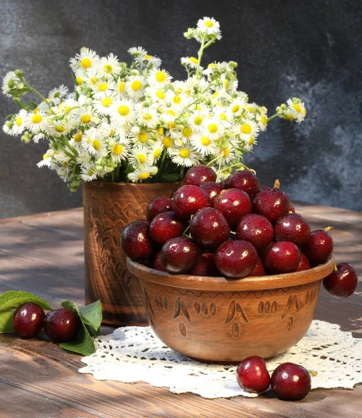 Süßkirschen Auf Holztisch Garten — Stockfoto