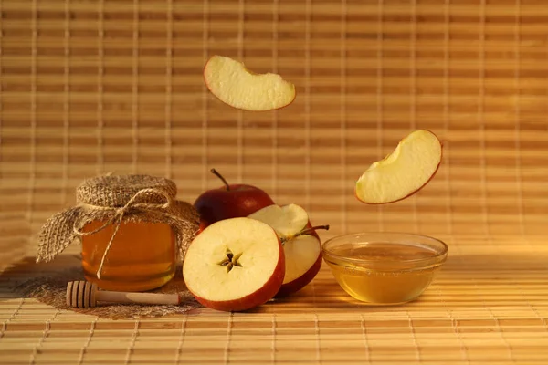 Red Fresh Apples Honey Wooden Background — Foto Stock