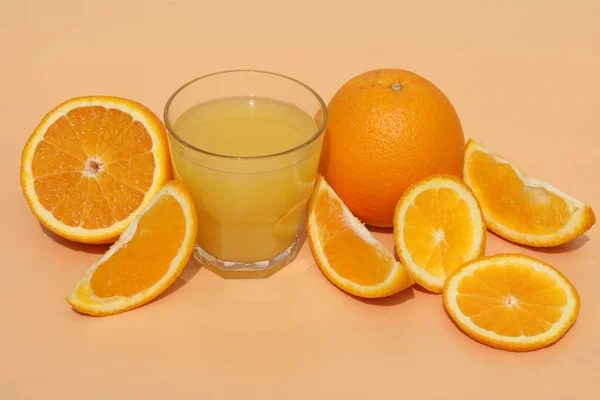 Fresh Bright Orange Juice Oranges Yellow Background — Stock fotografie