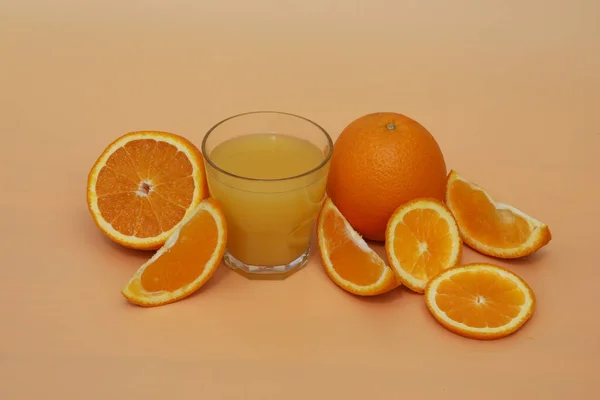 Fresh Bright Orange Juice Oranges Yellow Background — 스톡 사진