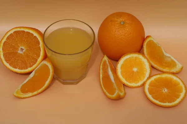 Fresh Bright Orange Juice Oranges Yellow Background — Stock fotografie