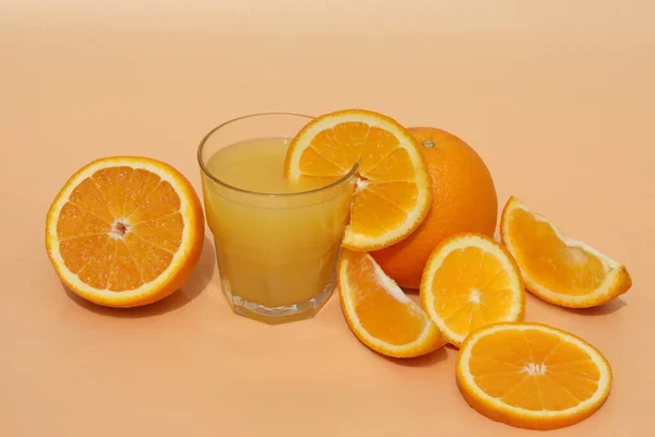 Fresh Bright Orange Juice Oranges Yellow Background — Stock fotografie