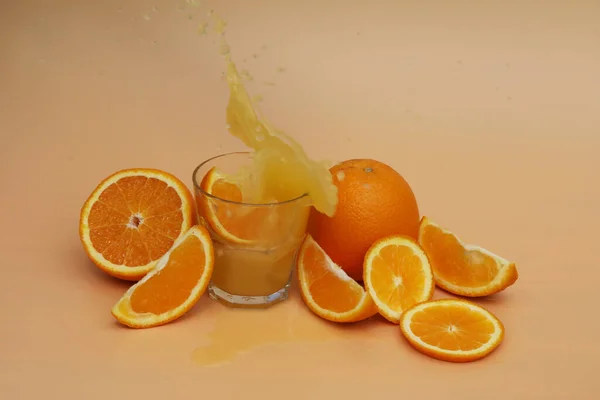 Fresh Bright Orange Juice Oranges Yellow Background — Stok fotoğraf