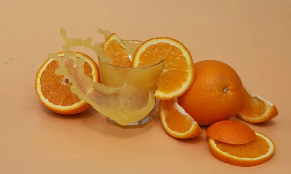 Fresh Bright Orange Juice Oranges Yellow Background — Fotografia de Stock