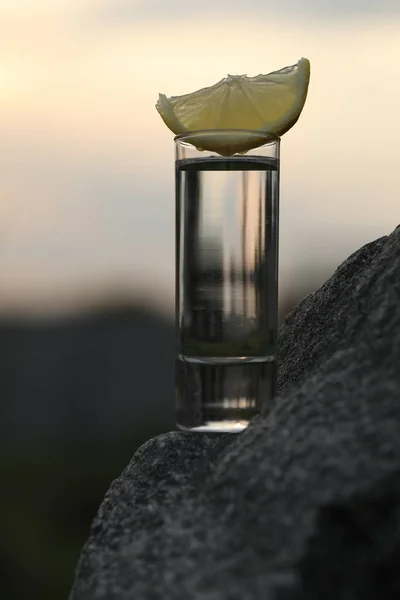 Glass Alcohol Drink Sky Background — 图库照片