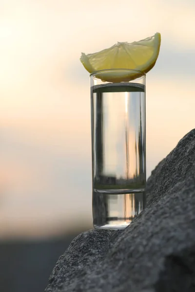 Стакан Алкогольного Напитка Фоне Неба — стоковое фото
