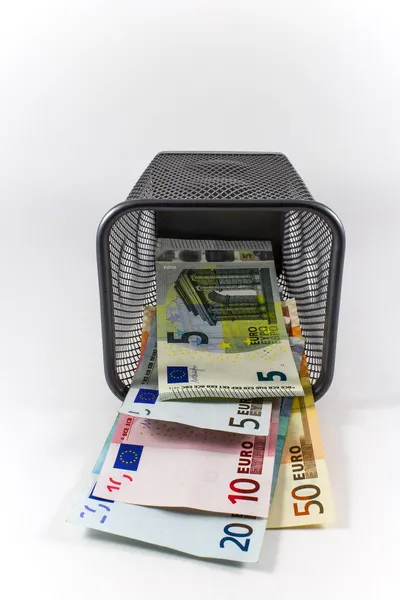 Euro banknot metal sepet, beyaz arka planda