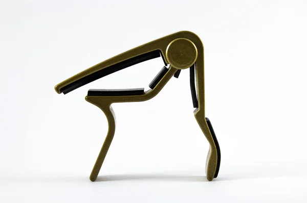 Beyaz arkasında izole bir gitar boyun onto uyacak bir capo