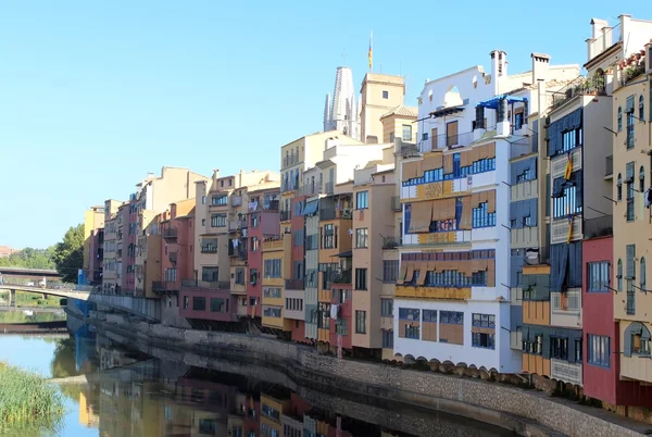 Girona kıyı şeridi renkli yapısı ile