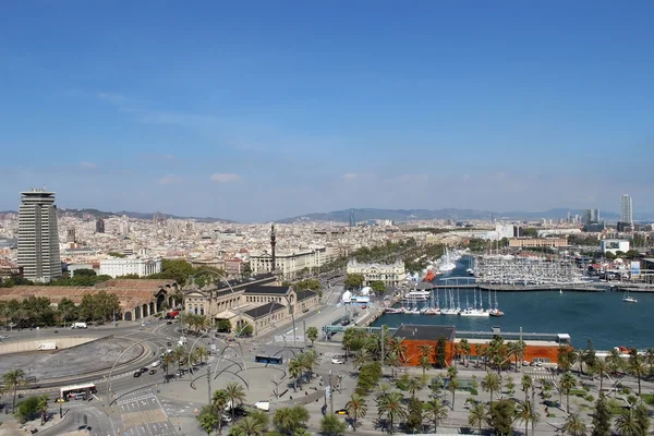 Barcelona, Spanien - augusti 17:barcelona från toppen på augusti 17, 2013. Barcelona är en huvudstad i Katalonien regionen och en av de mest populära turistiska städerna i Spanien — Stockfoto