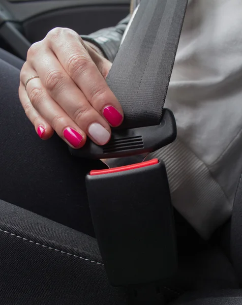 Arabada emniyet kemeri takan kadın.