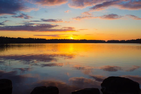 Ηλιοβασίλεμα στη vuoksa η λίμνη — Φωτογραφία Αρχείου