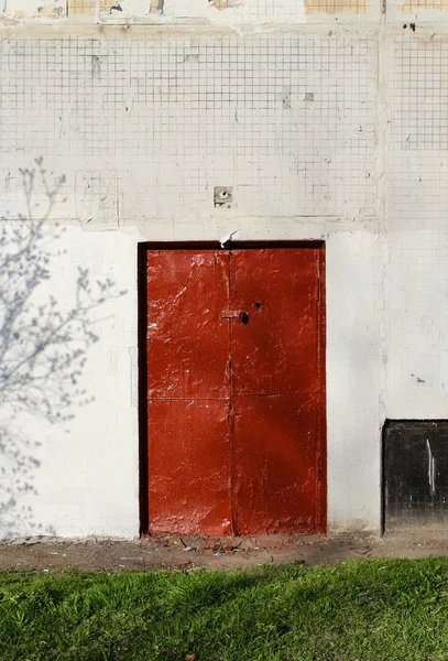 Une vieille porte rouge — Photo