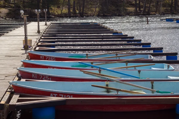 Yalnız teknenin iskele üzerinde