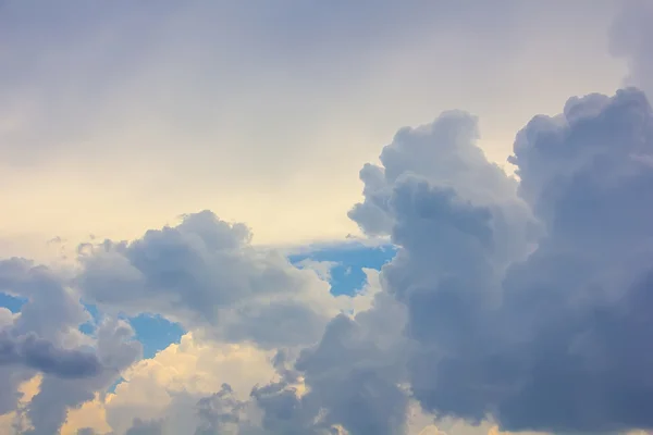 Nuvens enormes acima do céu azul — Fotografia de Stock