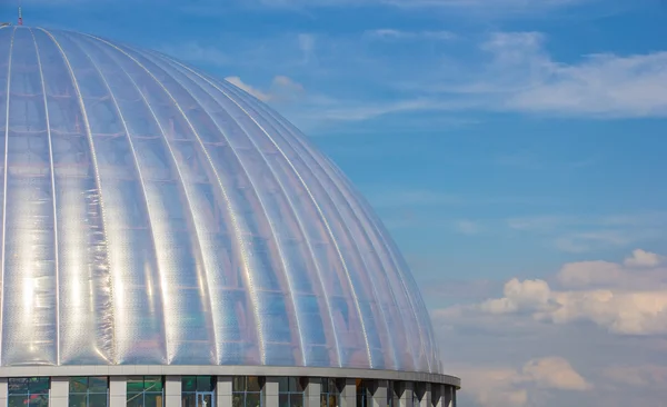 Пластиковый купол здания — стоковое фото