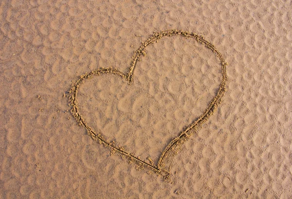 kum üzerine çizilmiş kalp işareti