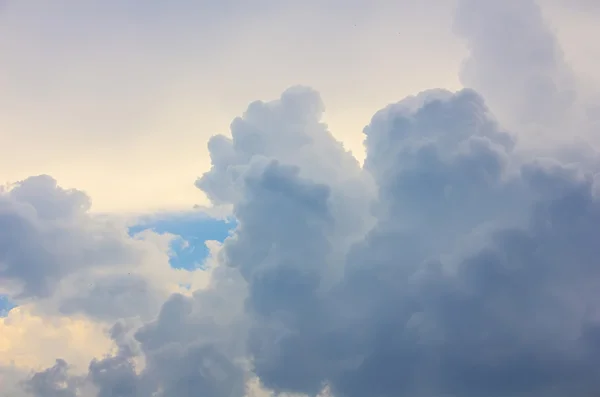 Enorme wolken boven de blauwe hemel Stockfoto