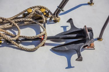 demir ve tahta üzerinde ip