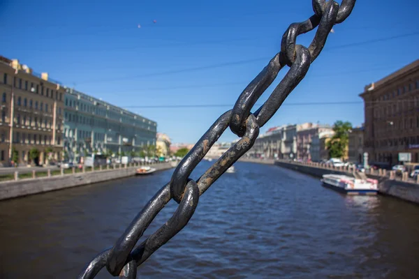 Şehir Manzaralı paslı zinciri arkasında
