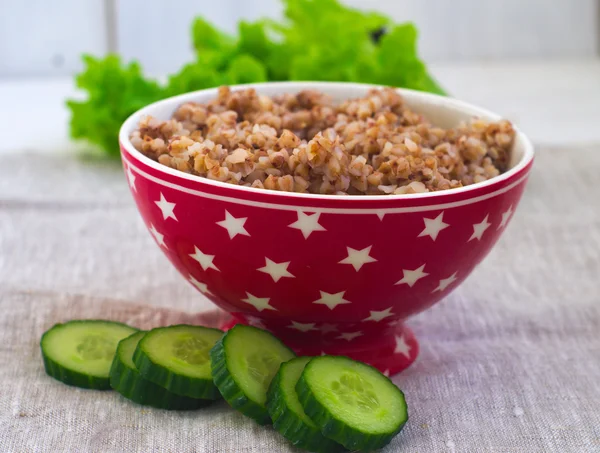 buğday ve dilimlenmiş salatalık