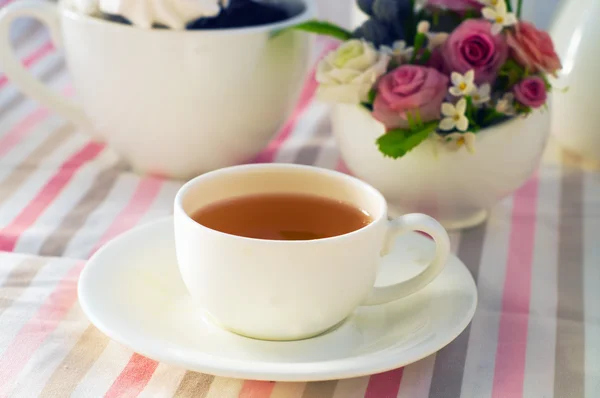 Šálek čaje s květinami — Stock fotografie