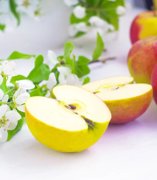 La mitad de la manzana — Foto de Stock