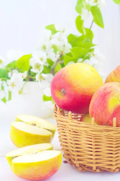 Manzanas en la cesta — Foto de Stock
