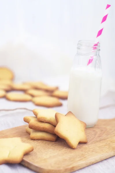 Galletas y leche —  Fotos de Stock