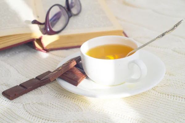 Book and cup of tea — Stock Photo, Image